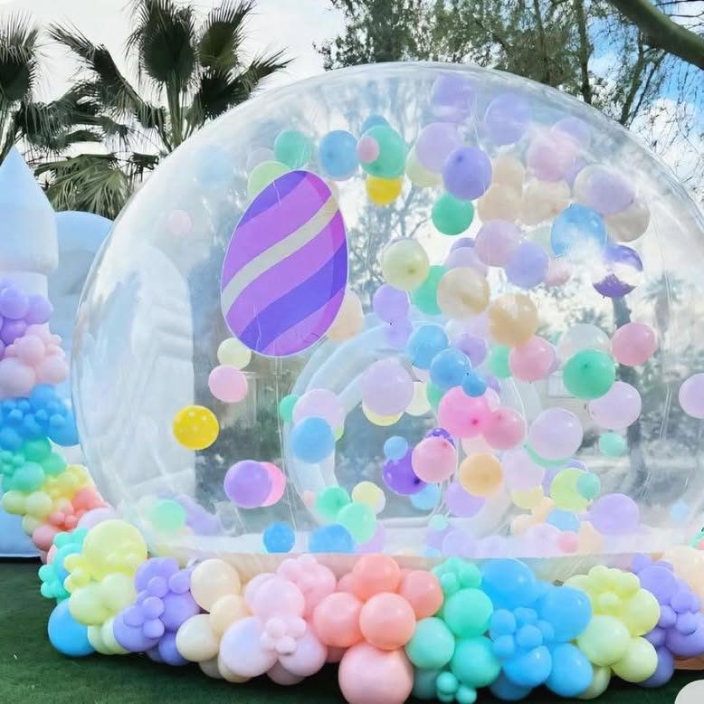 Bulle transparente remplie de ballons multicolores