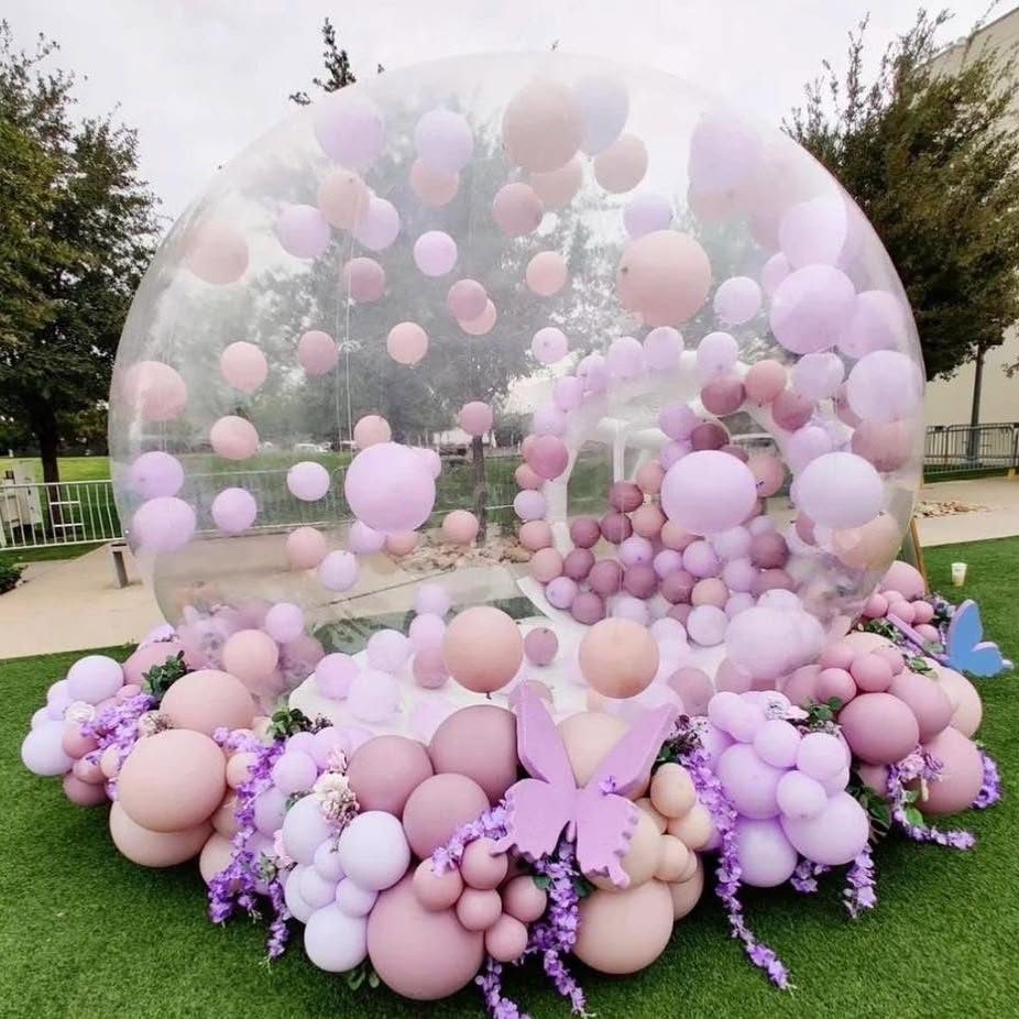 Bulle gonflable décorée de ballons roses et lilas